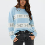 model draagt de franky sweater van heyb club in het lichtblauw