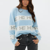 model draagt de franky sweater van heyb club in het lichtblauw
