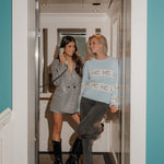 model draagt de franky sweater van heyb club in het lichtblauw