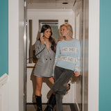 model draagt de franky sweater van heyb club in het lichtblauw