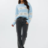 model draagt de franky sweater en de vegas jeans van heyb club in het lichtblauw