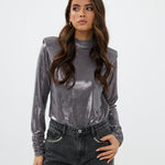 model draagt de nora top in zilver en de vegas jeans van heyb club.
