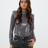 model draagt de nora top in zilver en de vegas jeans van heyb club.