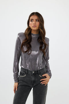 model draagt de nora top in zilver en de vegas jeans van heyb club.