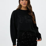 model draagt de riley rok van heyb club in zwart met pailetten en feax fur look.