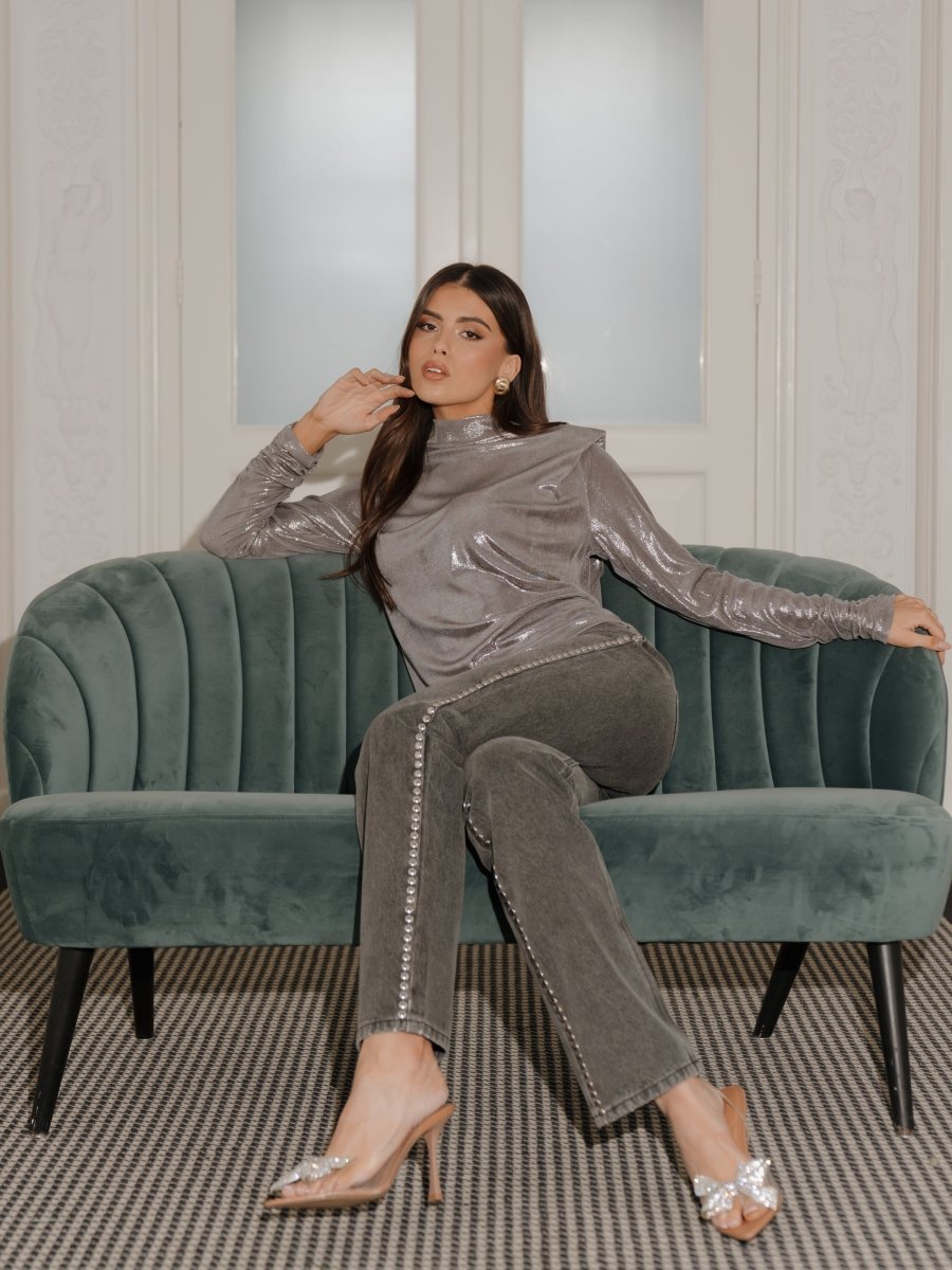 model draagt de nora top in zilver en de vegas jeans van heyb club.