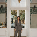 model draagt de Ann Blazer en de Ann trousers van heyb club in grijs met glitters en ceintuur.