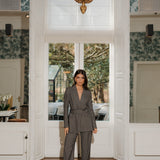 model draagt de Ann Blazer en de Ann trousers van heyb club in grijs met glitters en ceintuur.
