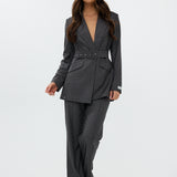 model draagt de ann trousers en de ann blazer van heyb club in grijs met steentjes.