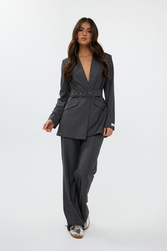 model draagt de ann trousers en de ann blazer van heyb club in grijs met steentjes.