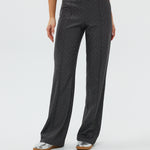 model draagt de ann trousers van heyb club in grijs met steentjes.