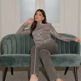 model draagt de nora top in zilver en de vegas jeans van heyb club.