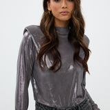 model draagt de nora top in zilver en de vegas jeans van heyb club.