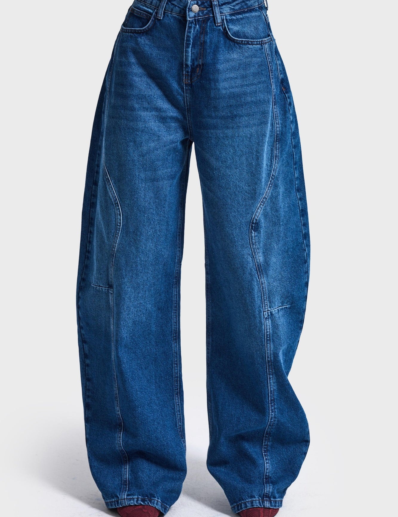 Barrel jeans It's Basic in middenblauw – ronde ballonpijpen met gebogen naden | Jo&Co Club