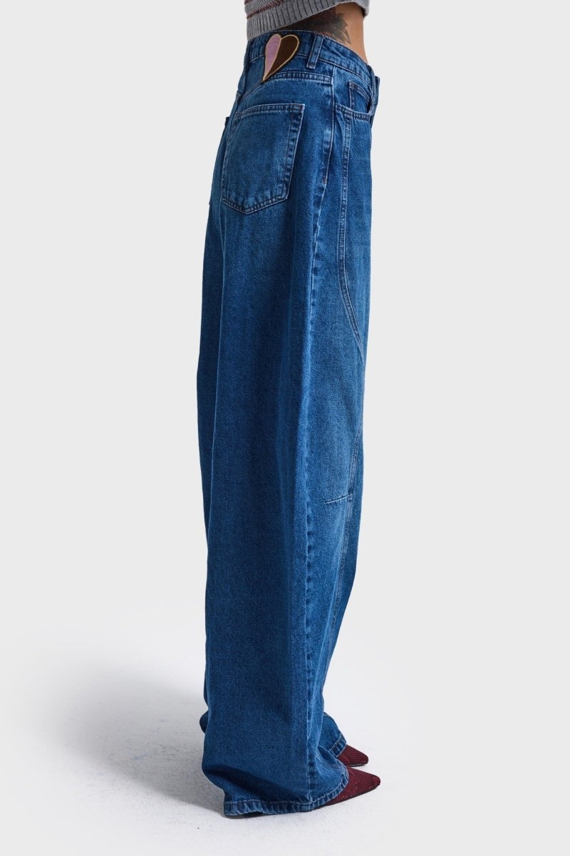 Zijkant barrel jeans It's Basic Azure – de ronde lijn van heup tot enkel | Jo&Co Club