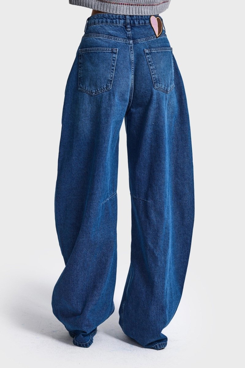 Achterkant barrel jeans It's Basic met geborduurd hartje boven de achterzak | Jo&Co Club