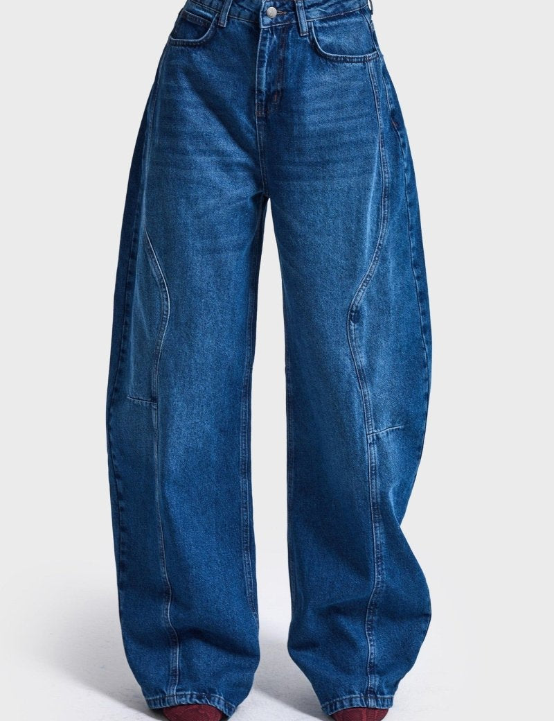 Barrel jeans It's Basic in middenblauw – ronde ballonpijpen met gebogen naden | Jo&Co Club