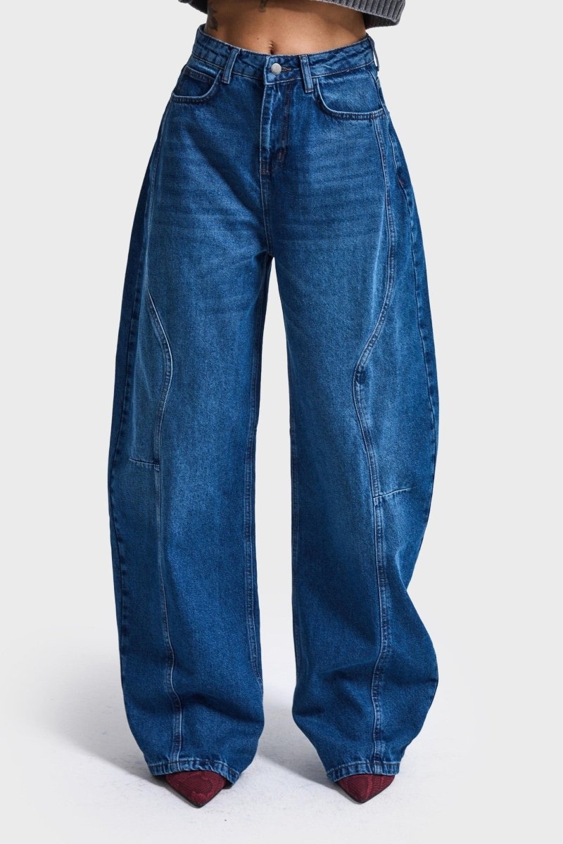 Barrel jeans It's Basic in middenblauw – ronde ballonpijpen met gebogen naden | Jo&Co Club