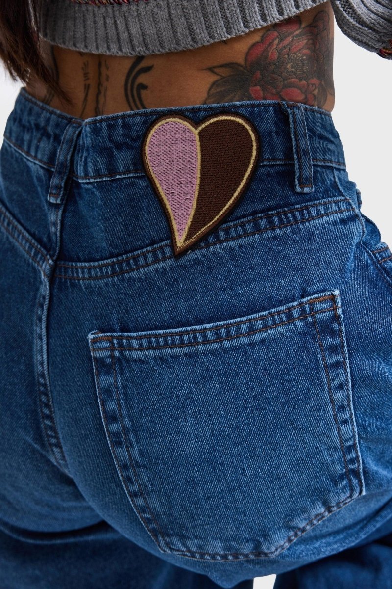 Detail barrel jeans It's Basic – roze-bruin hartje op de tailleband | Jo&Co Club