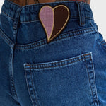 Detail barrel jeans It's Basic – roze-bruin hartje op de tailleband | Jo&Co Club
