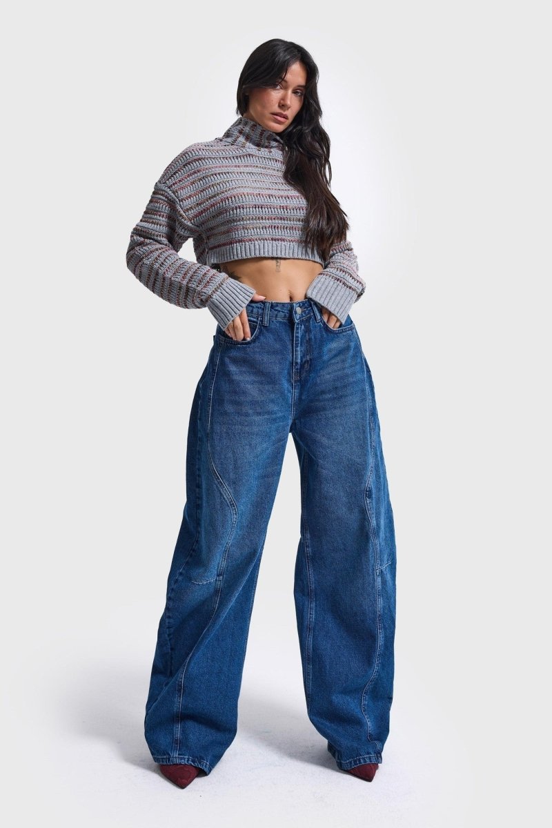 Model in barrel jeans It's Basic met een korte gestreepte trui | Jo&Co Club