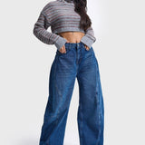 Model in barrel jeans It's Basic met een korte gestreepte trui | Jo&Co Club