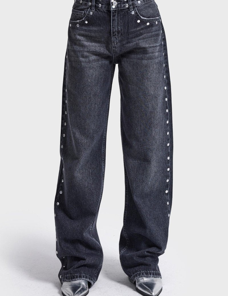 Grijze jeans met studs It's Basic – loose fit met zilveren studs langs de zijnaad | Jo&Co Club