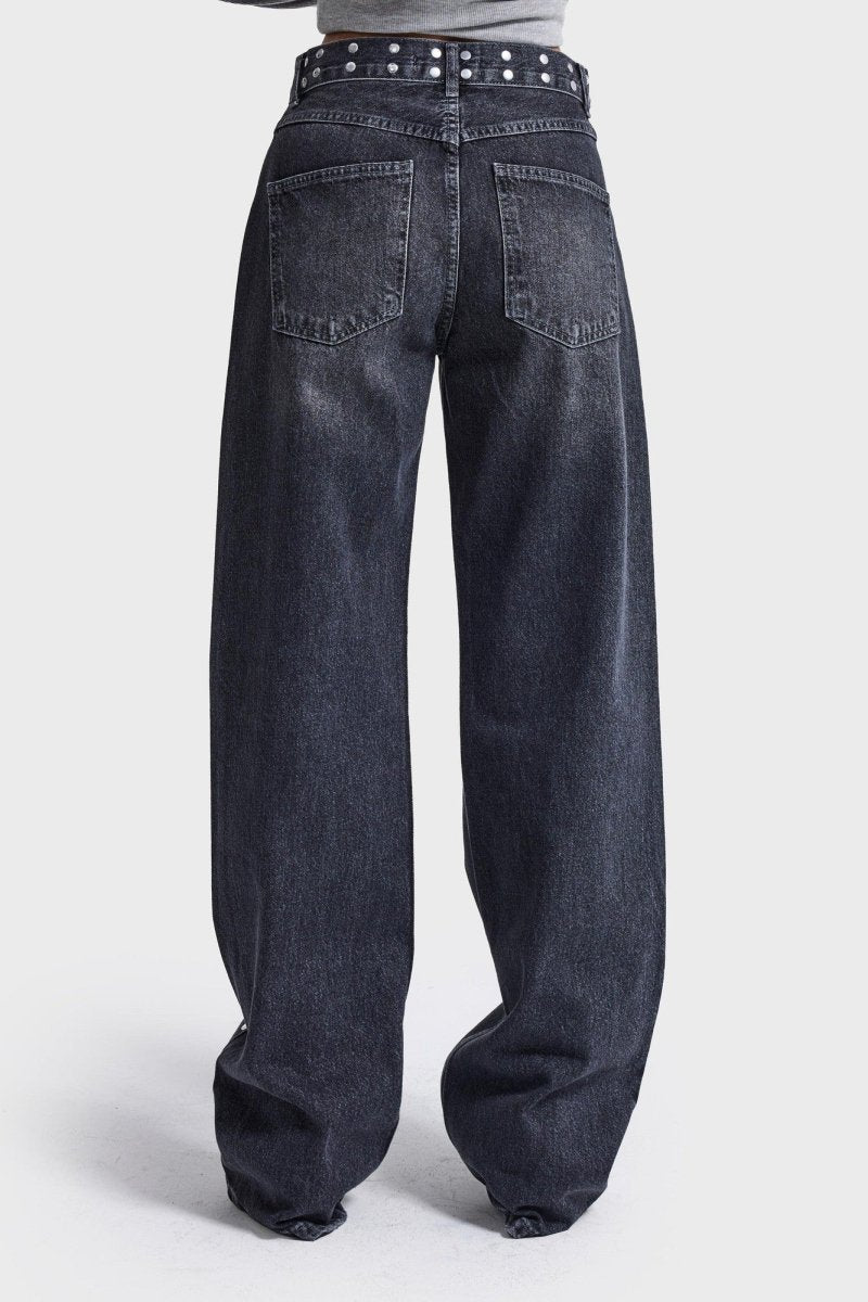 Achterkant grijze loose jeans It's Basic met studs op de tailleband | Jo&Co Club