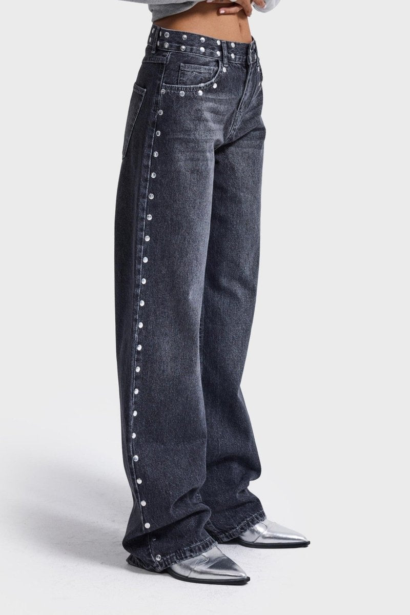 Zijkant jeans It's Basic Ash – rij zilveren studs van tailleband tot zoom | Jo&Co Club