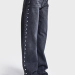 Zijkant jeans It's Basic Ash – rij zilveren studs van tailleband tot zoom | Jo&Co Club