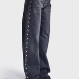 Zijkant jeans It's Basic Ash – rij zilveren studs van tailleband tot zoom | Jo&Co Club