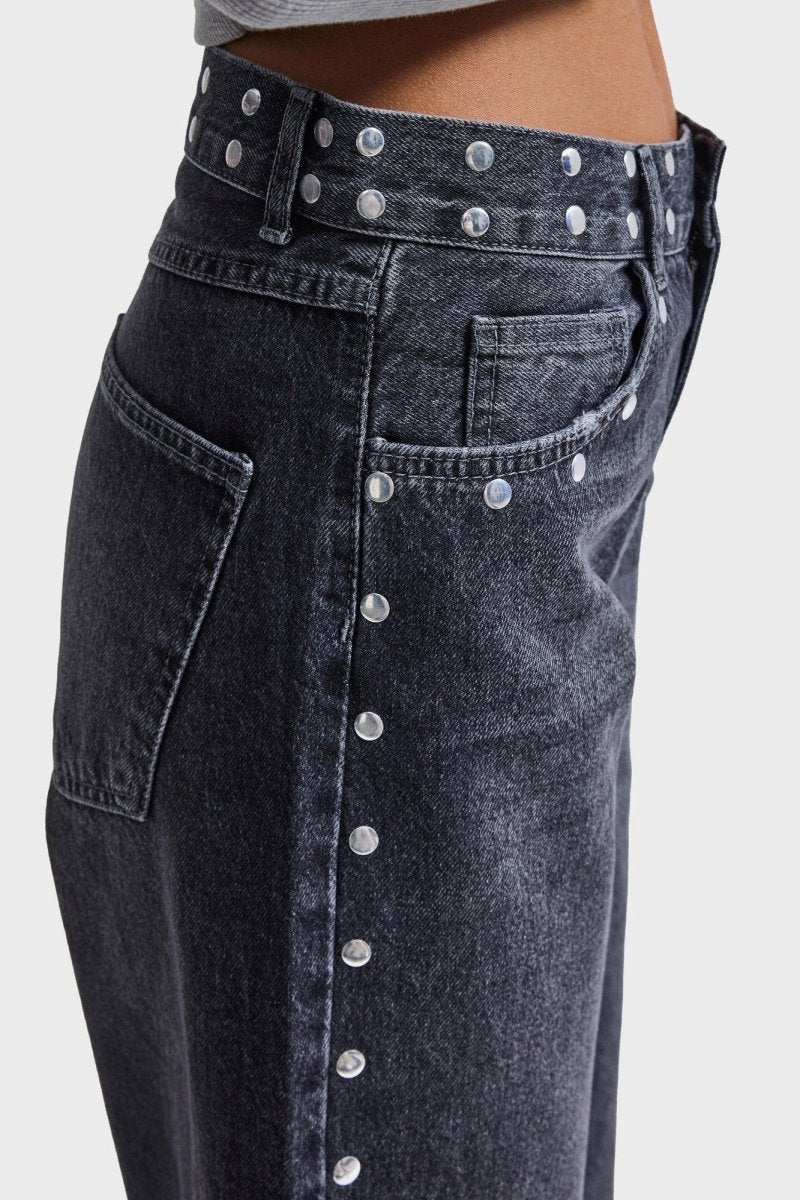 Detail jeans It's Basic – zilveren studs langs de tailleband en de voorzak | Jo&Co Club
