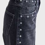 Detail jeans It's Basic – zilveren studs langs de tailleband en de voorzak | Jo&Co Club