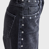 Detail jeans It's Basic – zilveren studs langs de tailleband en de voorzak | Jo&Co Club