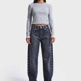 Model in grijze loose jeans It's Basic met studs en een grijze longsleeve | Jo&Co Club