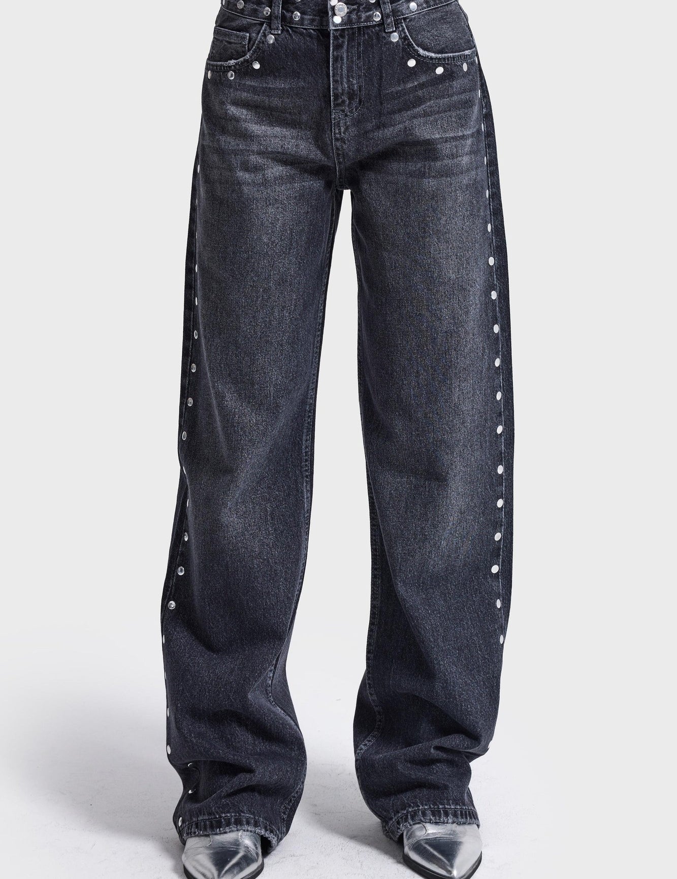 Grijze jeans met studs It's Basic – loose fit met zilveren studs langs de zijnaad | Jo&Co Club