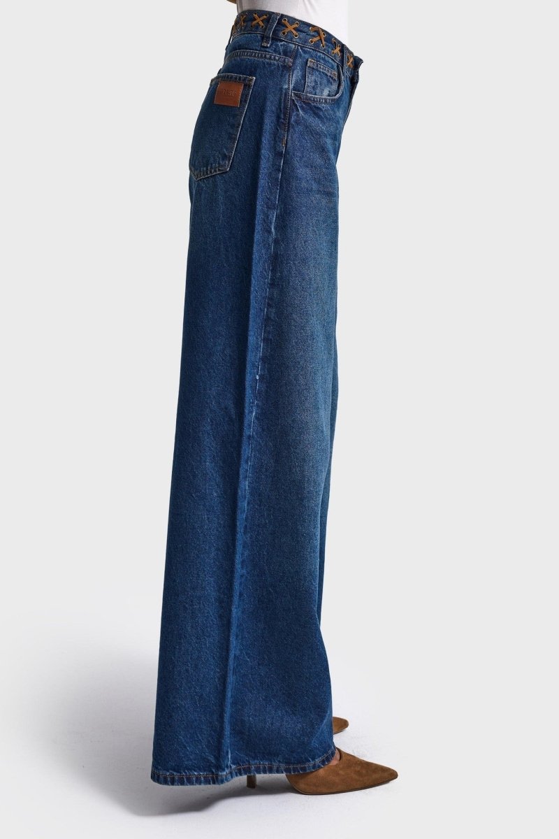 Zijkant palazzo jeans It's Basic Midnight – mid rise met wijde, lange pijpen | Jo&Co Club