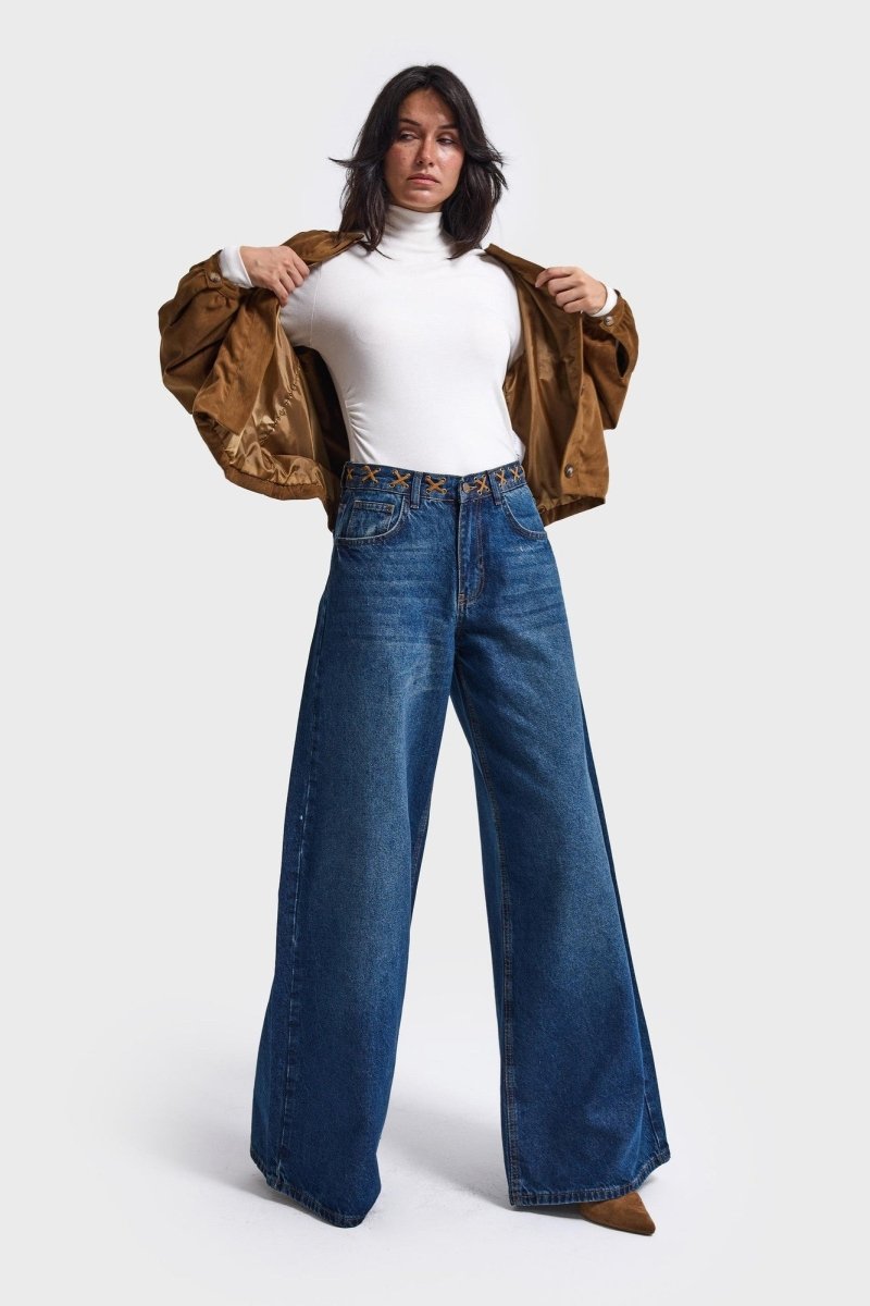 Model in palazzo jeans It's Basic met witte col en cognac jasje | Jo&Co Club