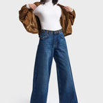 Model in palazzo jeans It's Basic met witte col en cognac jasje | Jo&Co Club