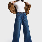 Model in palazzo jeans It's Basic met witte col en cognac jasje | Jo&Co Club