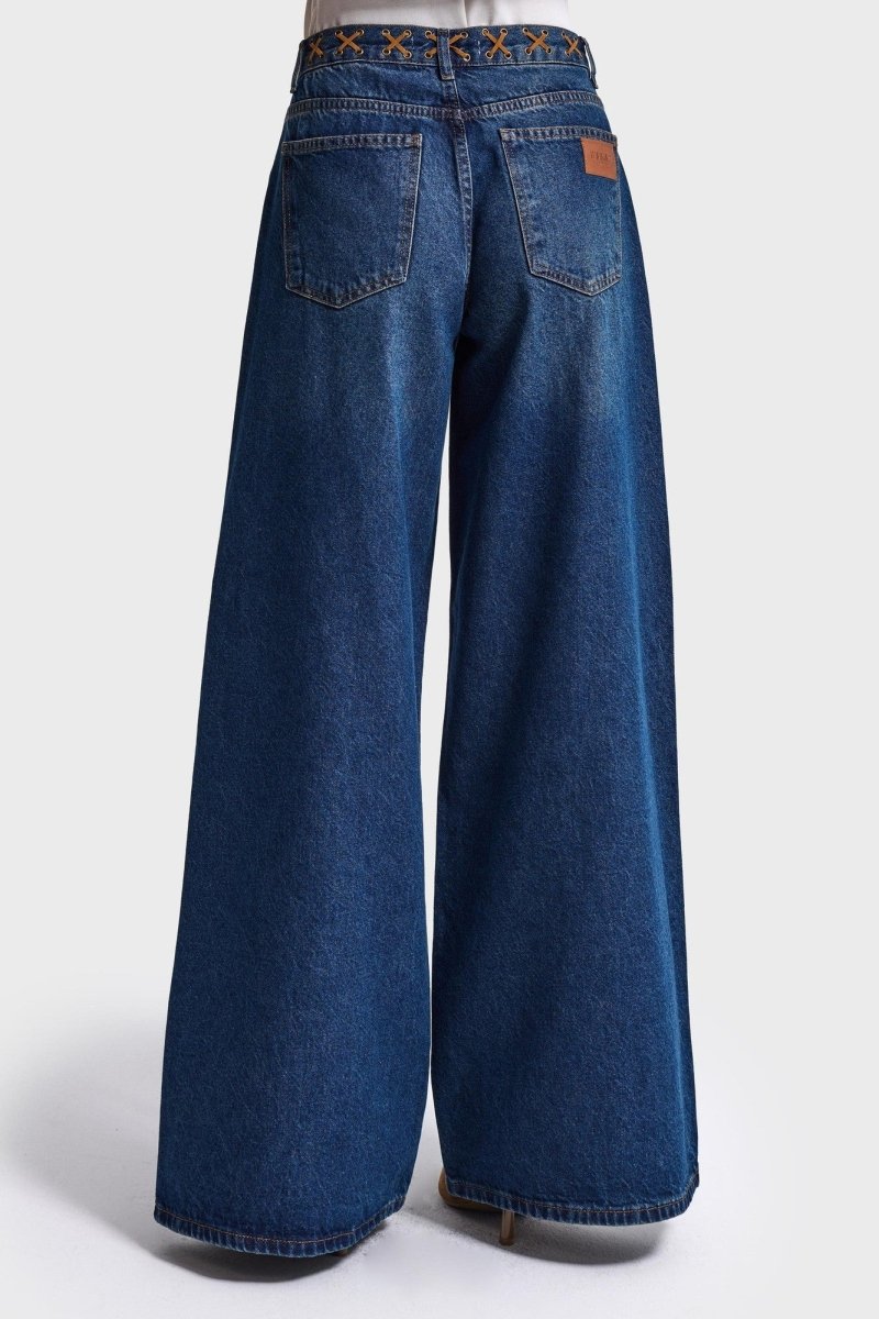 Achterkant palazzo jeans It's Basic met leren label op de achterzak | Jo&Co Club