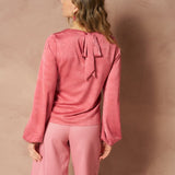 Shorts Kimi - Structure Tailored koraalroze – achterkant op model | Jo&Co Club