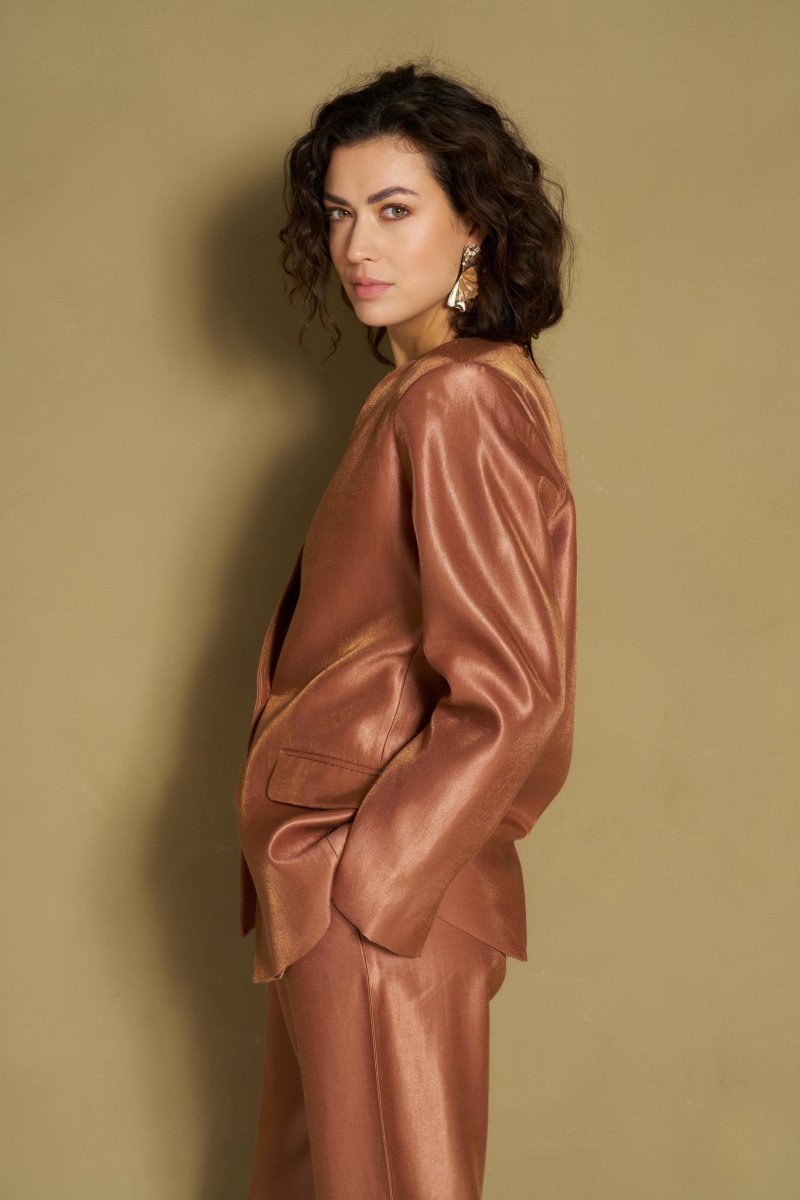 Caramel satijnen blazer met klepzakken, zijaanzicht