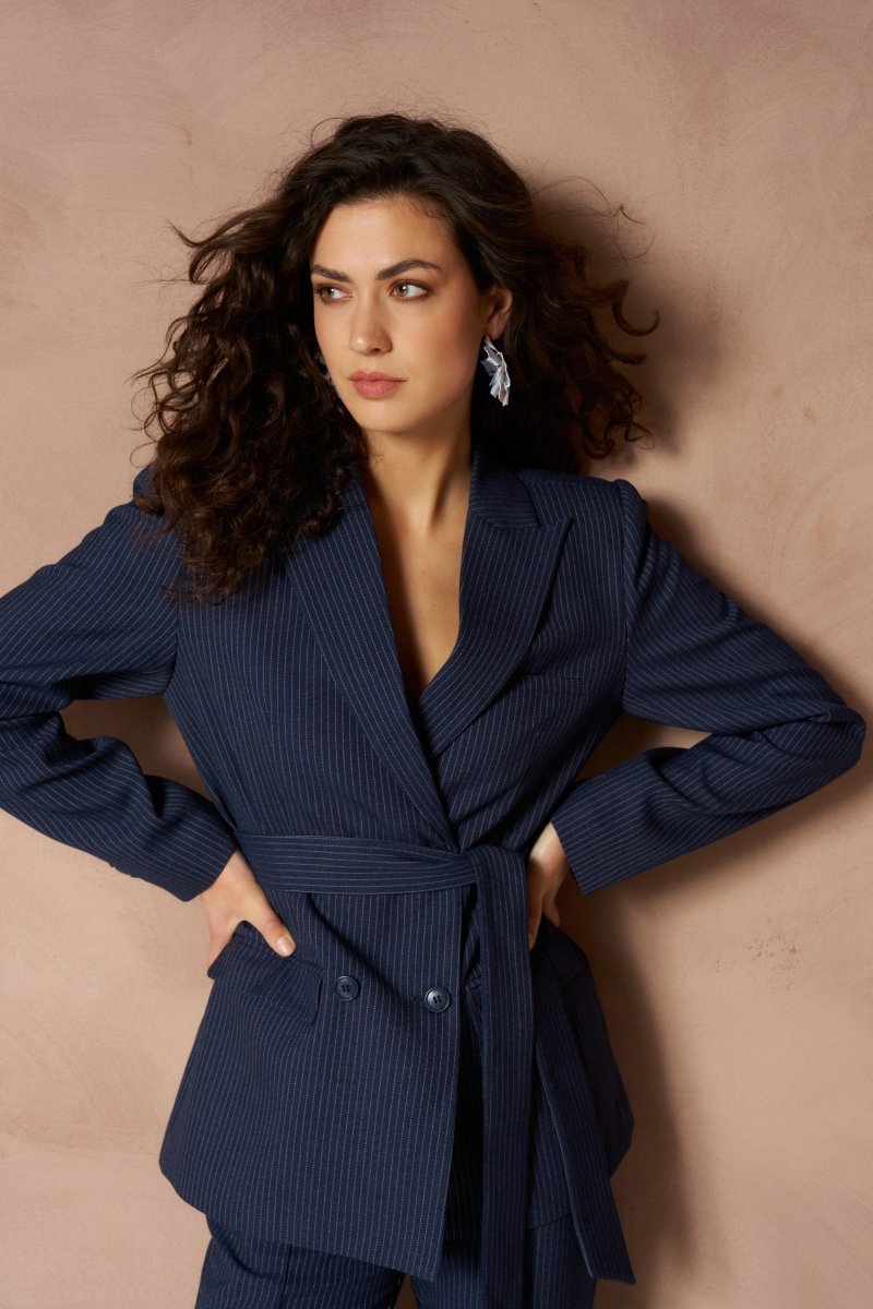 Blazer Ilana - Pinstripe Tailored Donkerblauw – Getailleerde krijtstreep blazer met strikceintuur | Jo&Co Club