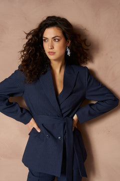 Blazer Ilana - Pinstripe Tailored Donkerblauw – Getailleerde krijtstreep blazer met strikceintuur | Jo&Co Club