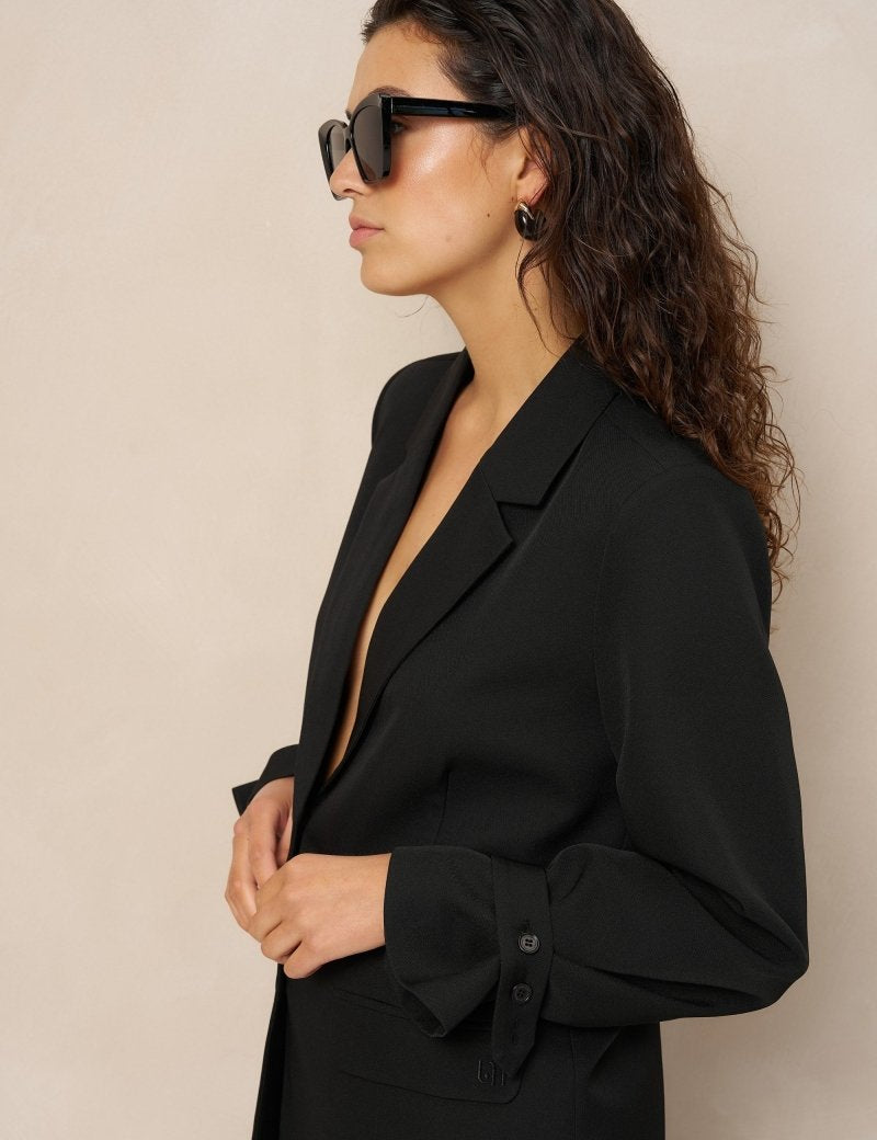 Zwarte relaxte blazer Lofty Manner Jadie – model van opzij, mouwdetail zichtbaar | Jo&Co Club