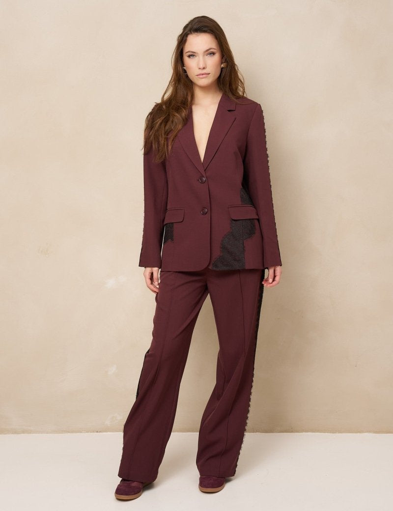Model in blazer Lofty Manner Kae met broek met kant, voorkant | Jo&Co Club