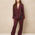 Model in blazer Lofty Manner Kae met broek met kant, voorkant | Jo&Co Club
