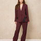 Model in blazer Lofty Manner Kae met broek met kant, voorkant | Jo&Co Club