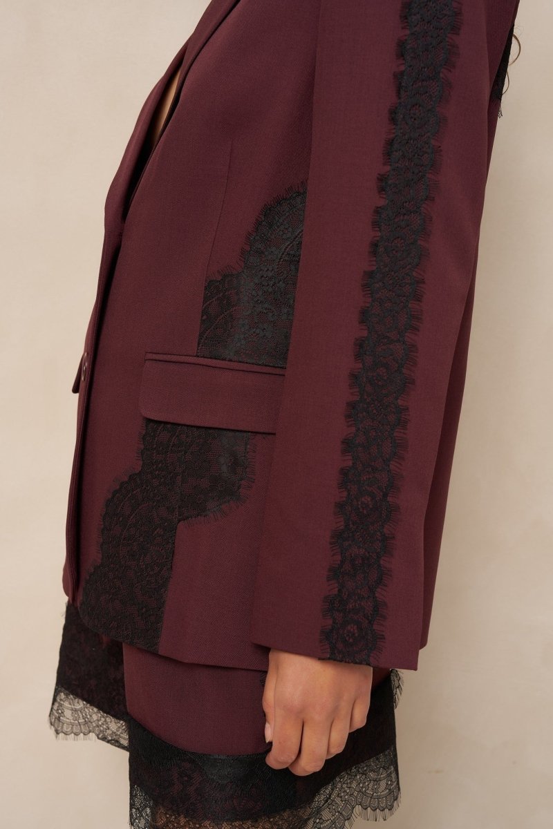 Detail blazer Lofty Manner Kae – zwart kant op de voorpanden en de mouw | Jo&Co Club